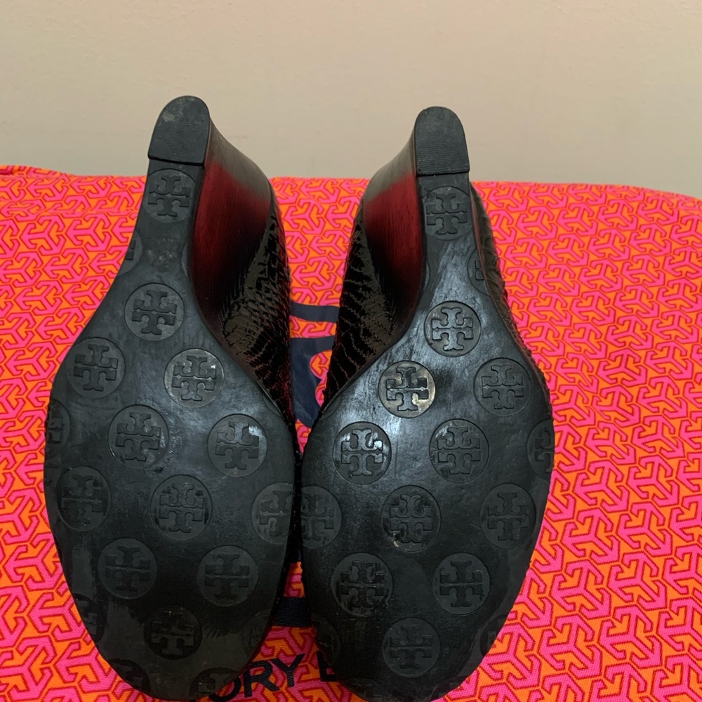 Tory Burch Black Snake Skin Wedges w Tory Emblem - Picture 4 of 5
